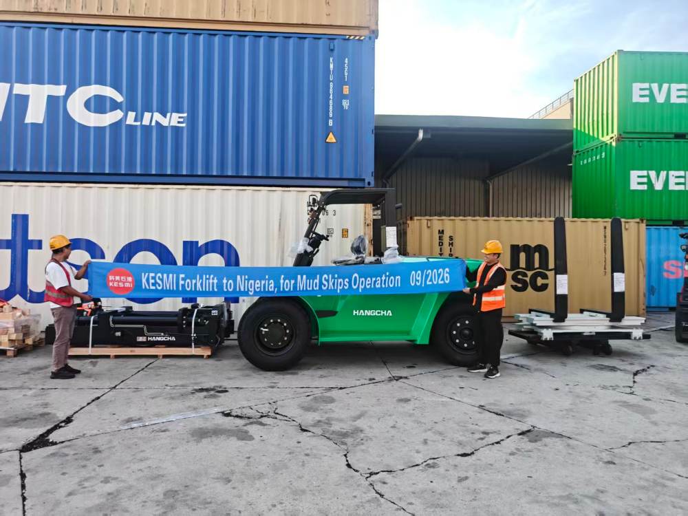 20260914 Forklift with Rotator for mud skips operation